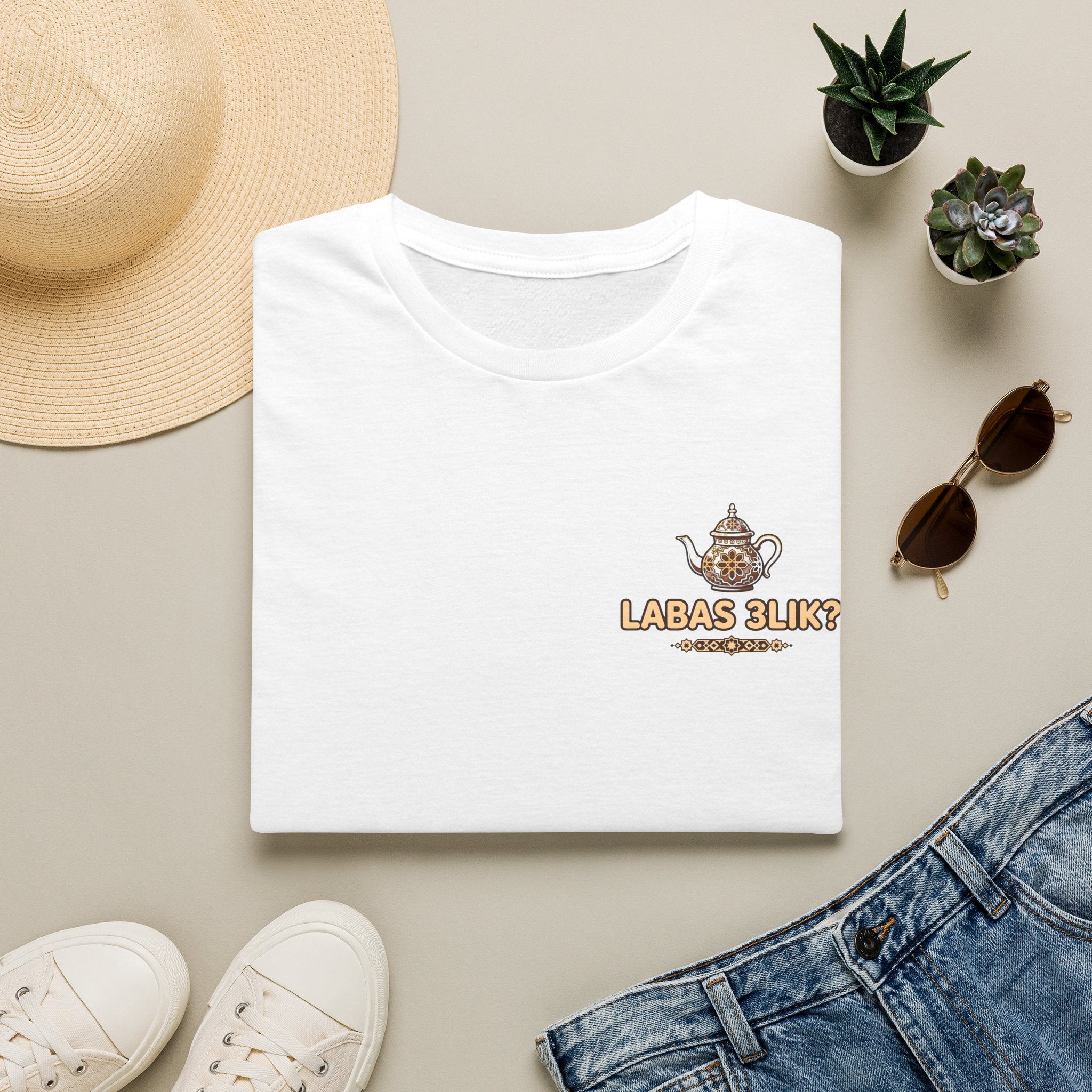 Labas 3lik ? T-Shirt Graphique Théière — Tee Cosy Salutation Lituanienne - LUMÏA