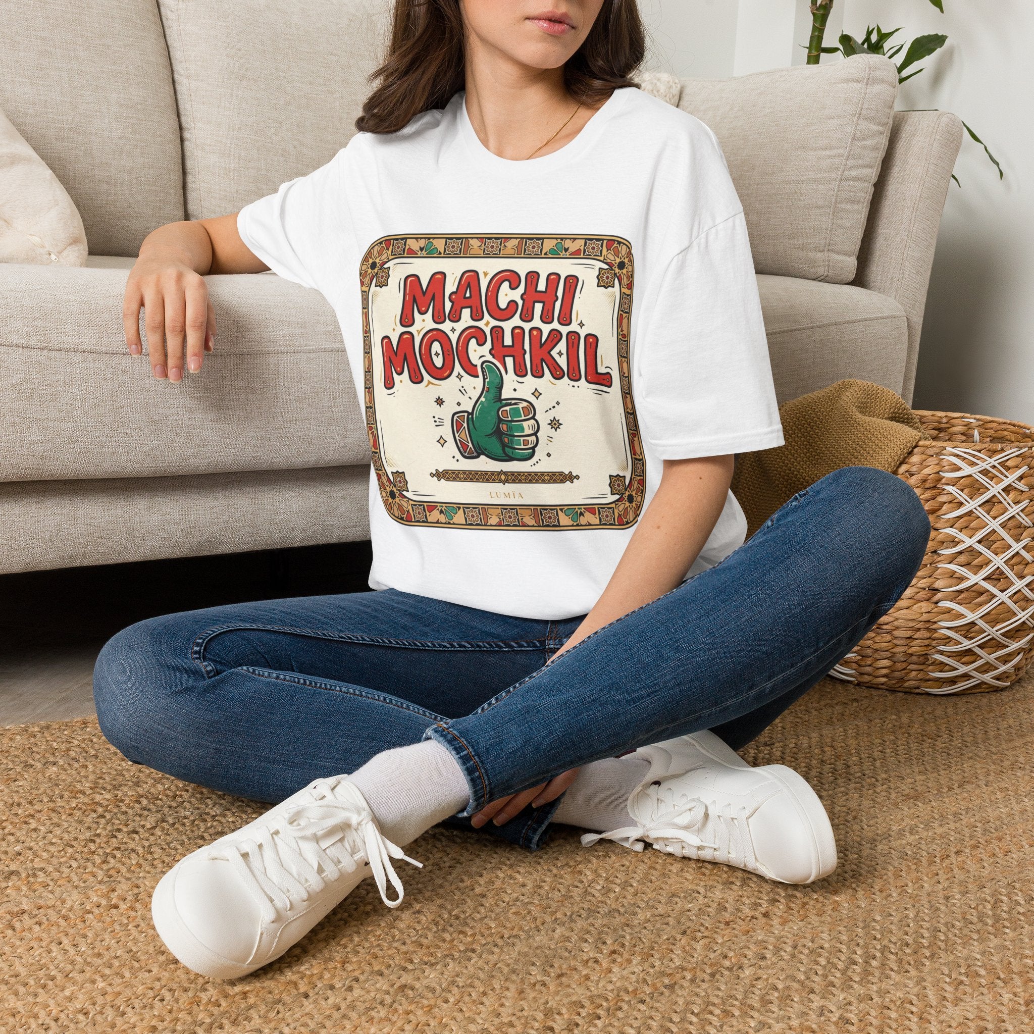 Machi Mochkil Graphic T‑Shirt — Retro Thumbs-Up Punjabi Phrase Tee