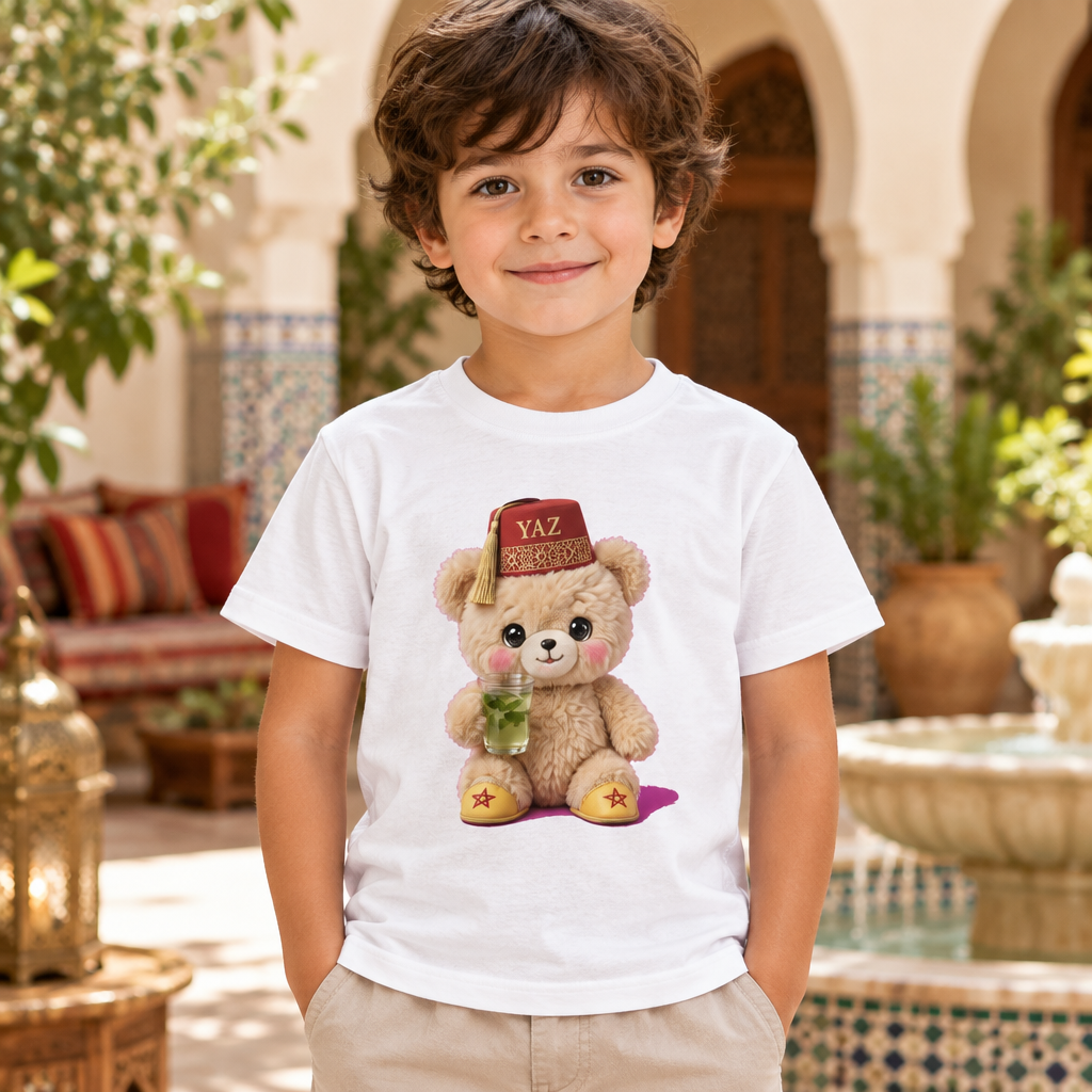 Mannequin enfant portant un t-shirt blanc avec un ours au fez dans un décor marocain
