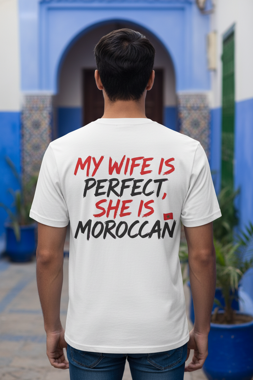 Mannequin de dos, t-shirt mis en évidence devant un mur bleu Majorelle