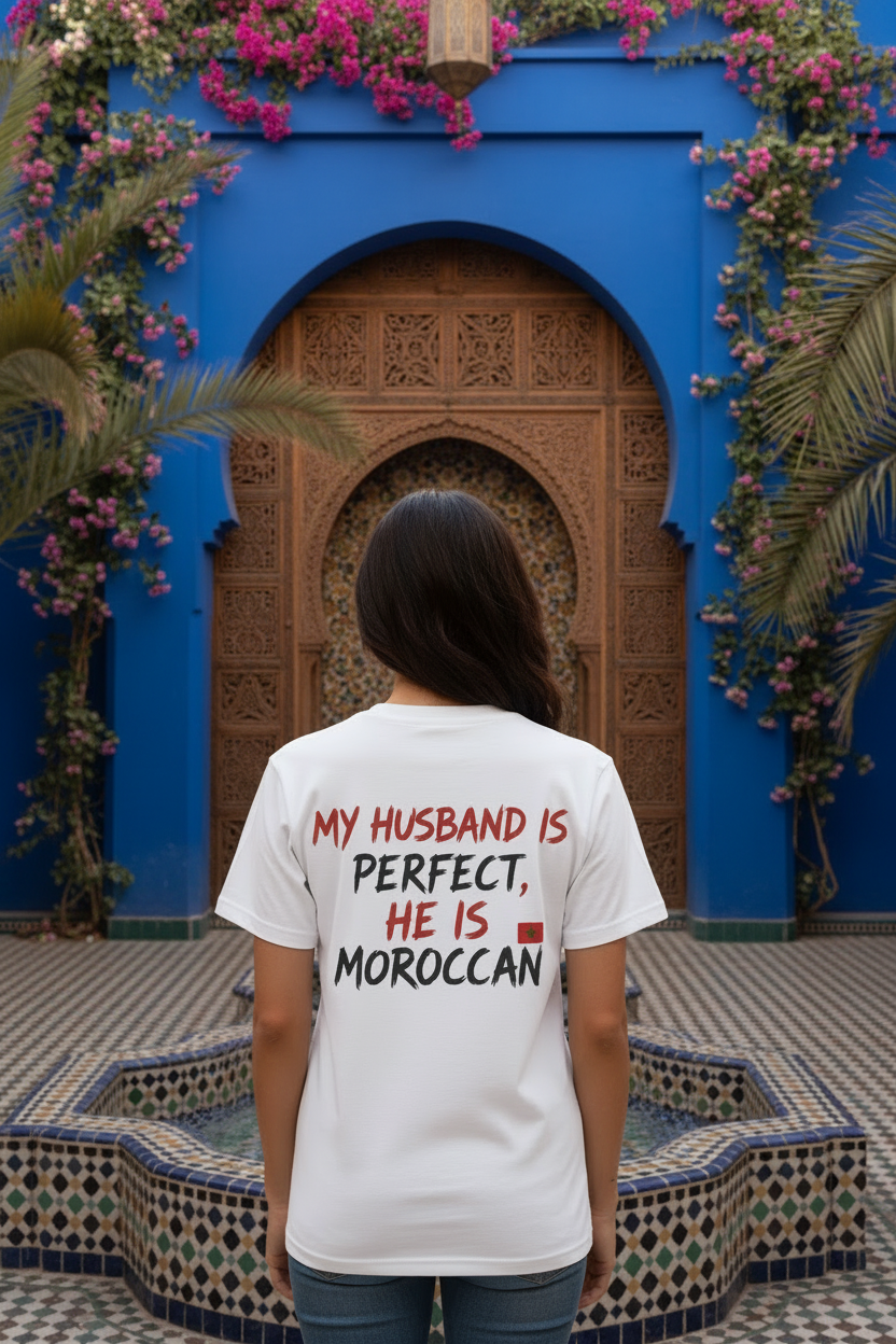 Nouvelle image du tee-shirt dans un décor marocain